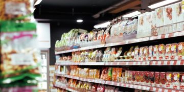 Despiden a un gerente de supermercado por comerse un pollo de 4,50 euros: el tribunal confirma el despido por romper la confianza