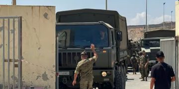¿Por qué los militares desplegados en Ceuta no pueden detener a inmigrantes? La polémica por su “indefensión” tras las agresiones