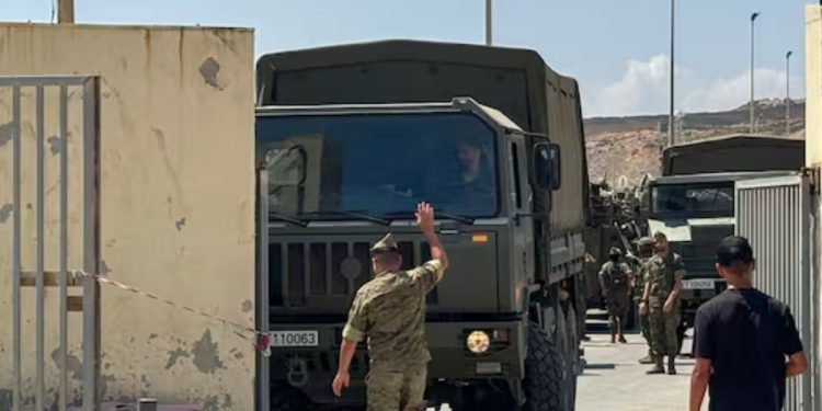 ¿Por qué los militares desplegados en Ceuta no pueden detener a inmigrantes? La polémica por su “indefensión” tras las agresiones