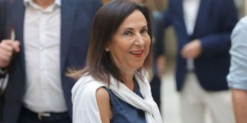 Robles condecora a agentes del CNI en plena polémica por los avisos previos a la crisis de Ceuta