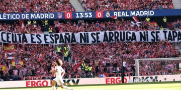 La realización de LaLiga evita mostrar en televisión una pancarta de apoyo a Ceuta durante el derbi entre el Atlético y el Real Madrid