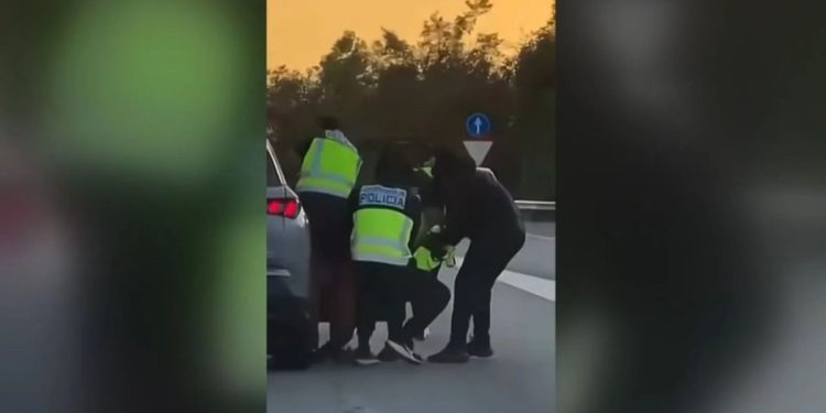 Cinco falsos policías secuestran a un conductor en la AP-7 en Barcelona tras asaltarlo a plena luz del día