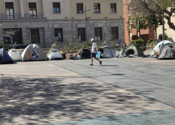 «De la Plaza de los Reyes no se va nadie»: Mantienen la acampada a la espera de respuestas por la situación en El Trampolín