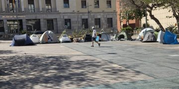 «De la Plaza de los Reyes no se va nadie»: Mantienen la acampada a la espera de respuestas por la situación en El Trampolín
