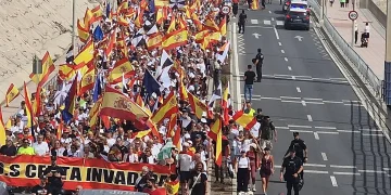 Protesta masiva en Ceuta: Miles de vecinos marchan hacia el Tarajal al grito de «invasores, expulsión»