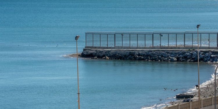 Interior inicia los trámites para alargar el espigón del Tarajal