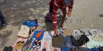 La Policía de Ceuta da una hora a migrantes para desmantelar mercadillos
