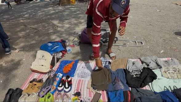 La Policía de Ceuta da una hora a migrantes para desmantelar mercadillos