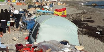 La UIR despliega un operativo en el Trampolín para desmantelar un mercado ilegal en el asentamiento de Ceuta