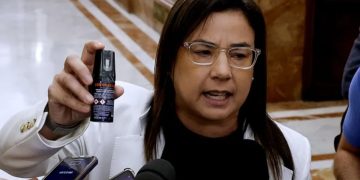 Armengol expulsa del Congreso a una diputada del PP tras mostrar un espray de gas pimienta para denunciar la inseguridad en Ceuta