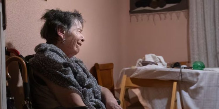La Policía despliega gas pimienta y derriba la puerta para desahuciar a una anciana de 87 años en el barrio de Retiro
