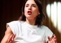 Un agente de la Policía contesta a Irene Montero tras exigir hablar con el mando durante el desahucio en Retiro: «Es una ciudadana como el resto»
