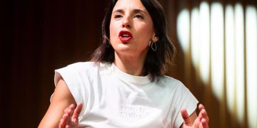 Un agente de la Policía contesta a Irene Montero tras exigir hablar con el mando durante el desahucio en Retiro: «Es una ciudadana como el resto»