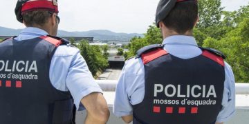 Hallan en Barcelona el cadáver de un hombre con el que su mujer y su hija habrían convivido dos años
