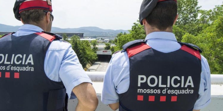 Hallan en Barcelona el cadáver de un hombre con el que su mujer y su hija habrían convivido dos años