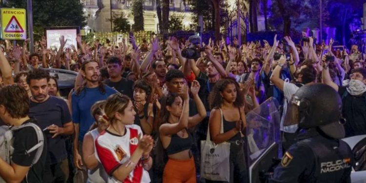 Diez mil personas protestan en Madrid por el desahucio de Maricarmen y reclaman el «ático de Ayuso» para la anciana