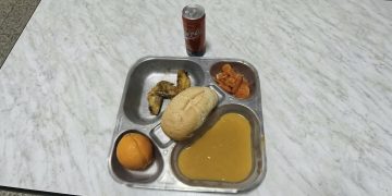 Indignación entre los militares en Ceuta por la escasez y calidad de sus menús: «Primero se nos apedrea, luego se nos da de comer esta bazofia»