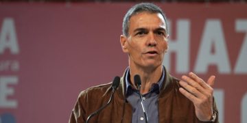 Pedro Sánchez recibe abucheos en Noblejas durante una visita marcada por la tensión por la crisis migratoria