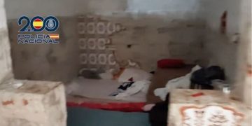 Llama a la Policía por violencia de género y acaba detenida al descubrirse un ‘piso patera’ con 14 migrantes hacinados en Ceuta