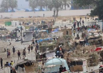 Fallece un migrante tras desplomarse junto a la playa de El Trampolín en Ceuta