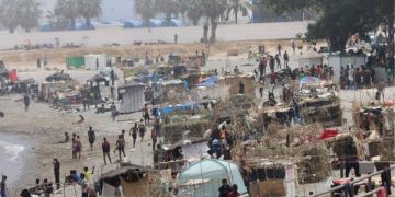 Fallece un migrante tras desplomarse junto a la playa de El Trampolín en Ceuta