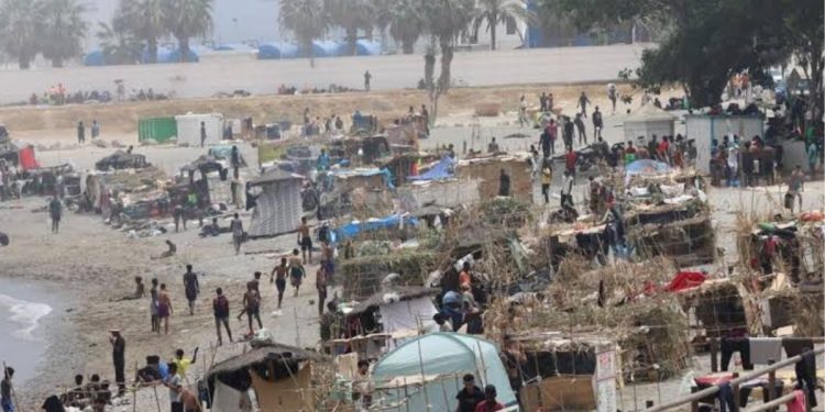 Fallece un migrante tras desplomarse junto a la playa de El Trampolín en Ceuta