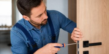 Revisar puertas y cerraduras en casa: cómo mejorar seguridad y cortar corrientes de aire