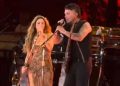 Alejandro Sanz apoya a Ceuta con símbolo durante acto en Madrid