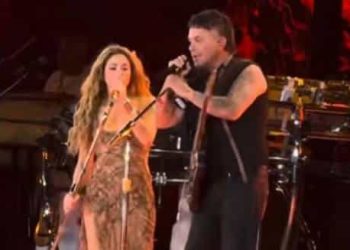 Alejandro Sanz apoya a Ceuta con símbolo durante acto en Madrid