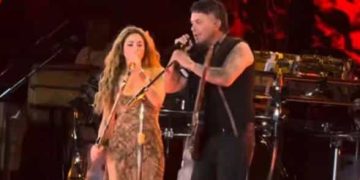 Alejandro Sanz apoya a Ceuta con símbolo durante acto en Madrid