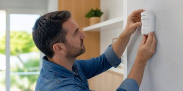 Seguridad en casa en septiembre: qué revisar en alarmas, detectores y hábitos