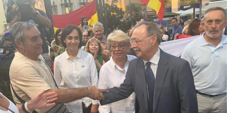 Juan Vivas arropa a los vecinos en la Plaza de los Reyes y responsabiliza a Marruecos de las muertes en la frontera