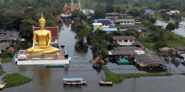 Inundaciones en Bangkok obligan a evacuar a 5.000 personas y afectan a 50.000 familias