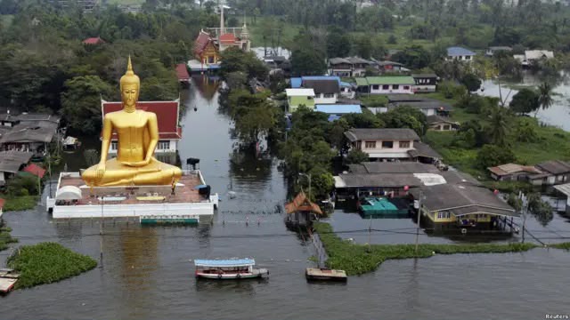 Inundaciones en Bangkok obligan a evacuar a 5.000 personas y afectan a 50.000 familias