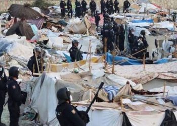 Desmantelan asentamientos de inmigrantes en la playa de Benítez en Ceuta