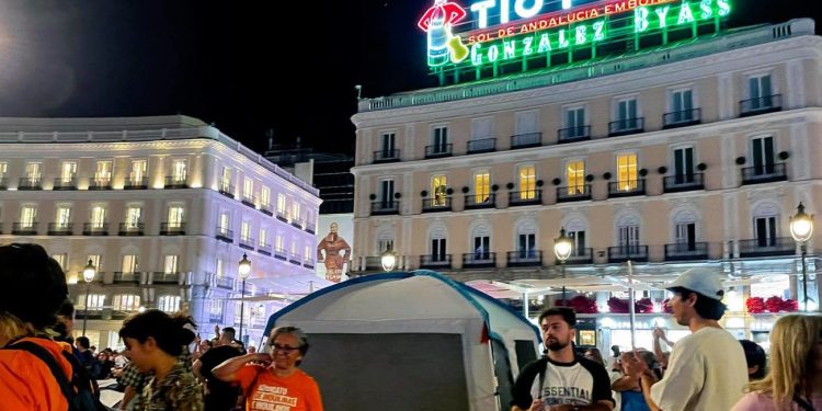 Cientos de personas acampan en la Puerta del Sol en protesta por la crisis de la vivienda