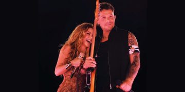 Alejandro Sanz luce la bandera de Ceuta en su reencuentro sobre el escenario con Shakira en Madrid