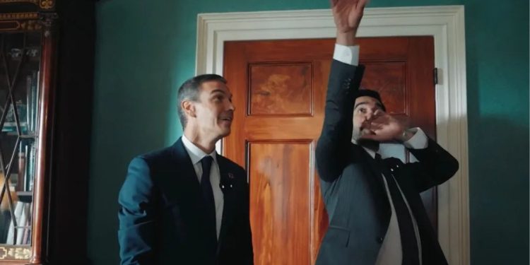 Pedro Sánchez y el alcalde de Nueva York se hacen virales encestando bolas de papel tras su reunión en EE. UU.