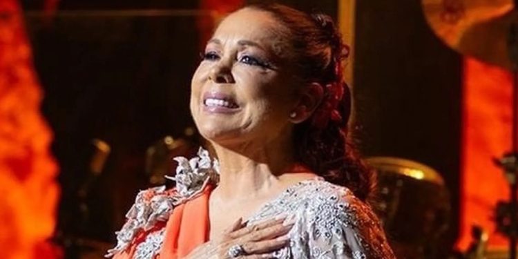 Isabel Pantoja envía flores a la tumba de Paquirri tras la entrega de recuerdos personales a Fran Rivera