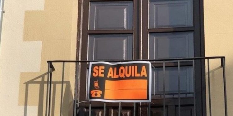 La oferta de alquiler permanente en España se reduce mientras crecen los alquileres de temporada