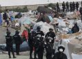 La policía intenta desalojar el último tramo de la playa Benítez en Ceuta