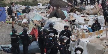 Desalojo de inmigrantes en la playa de Benítez, Ceuta