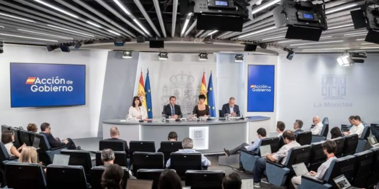Las tiranteces entre PSOE y Sumar por el decreto de vivienda retrasan una hora el inicio del Consejo de Ministros