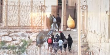 Decenas de migrantes de la playa de Benítez eligen el regreso voluntario a Marruecos tras iniciarse su desalojo