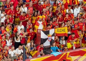 La afición muestra su apoyo a Ceuta en el estadio Ramón Sánchez-Pizjuán durante el partido entre España y Croacia