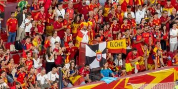 La afición muestra su apoyo a Ceuta en el estadio Ramón Sánchez-Pizjuán durante el partido entre España y Croacia