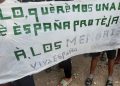 Medio centenar de menores migrantes se concentran en la playa del Trampolín para exigir un puesto en centros de acogida