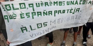 Medio centenar de menores migrantes se concentran en la playa del Trampolín para exigir un puesto en centros de acogida