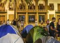 Más de 50 tiendas de campaña consolidan una acampada por el derecho a la vivienda frente a la Delegación del Gobierno en Las Palmas