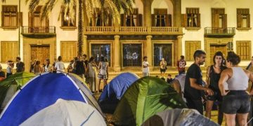 Más de 50 tiendas de campaña consolidan una acampada por el derecho a la vivienda frente a la Delegación del Gobierno en Las Palmas